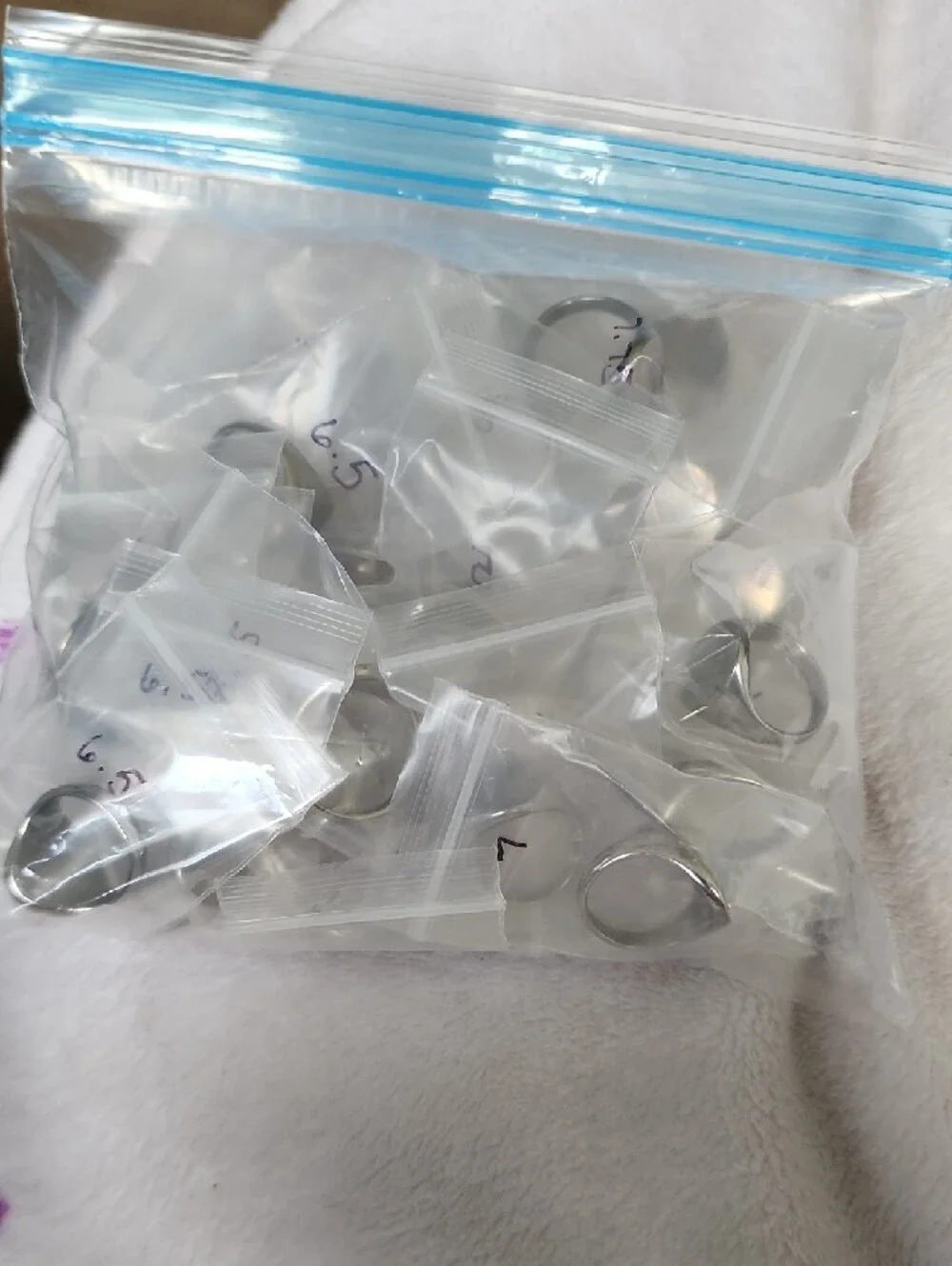 Boutique-style minimalist silver